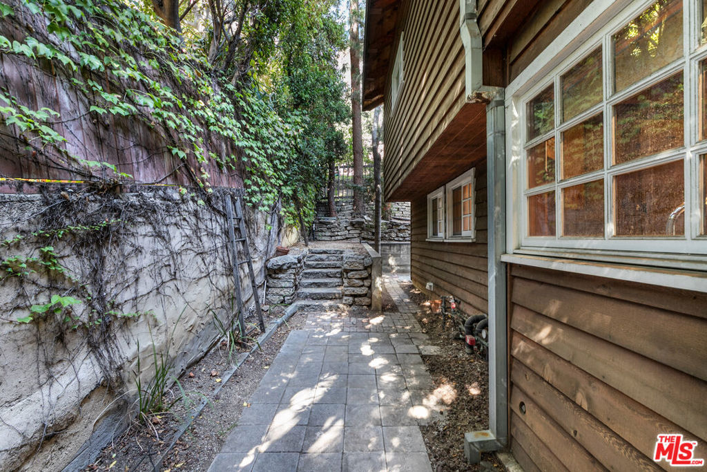 8497 Harold Way