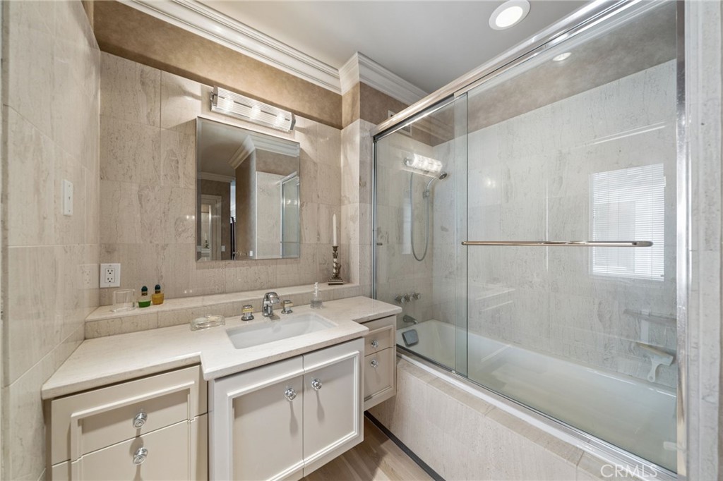 8031 Calle De La Plata