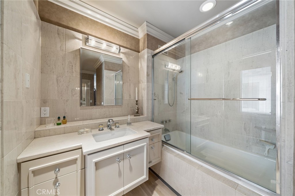 8031 Calle De La Plata