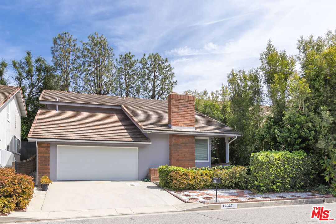 10227 Autumn Leaf Cir