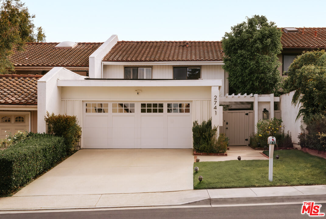 2741 Bottlebrush Dr