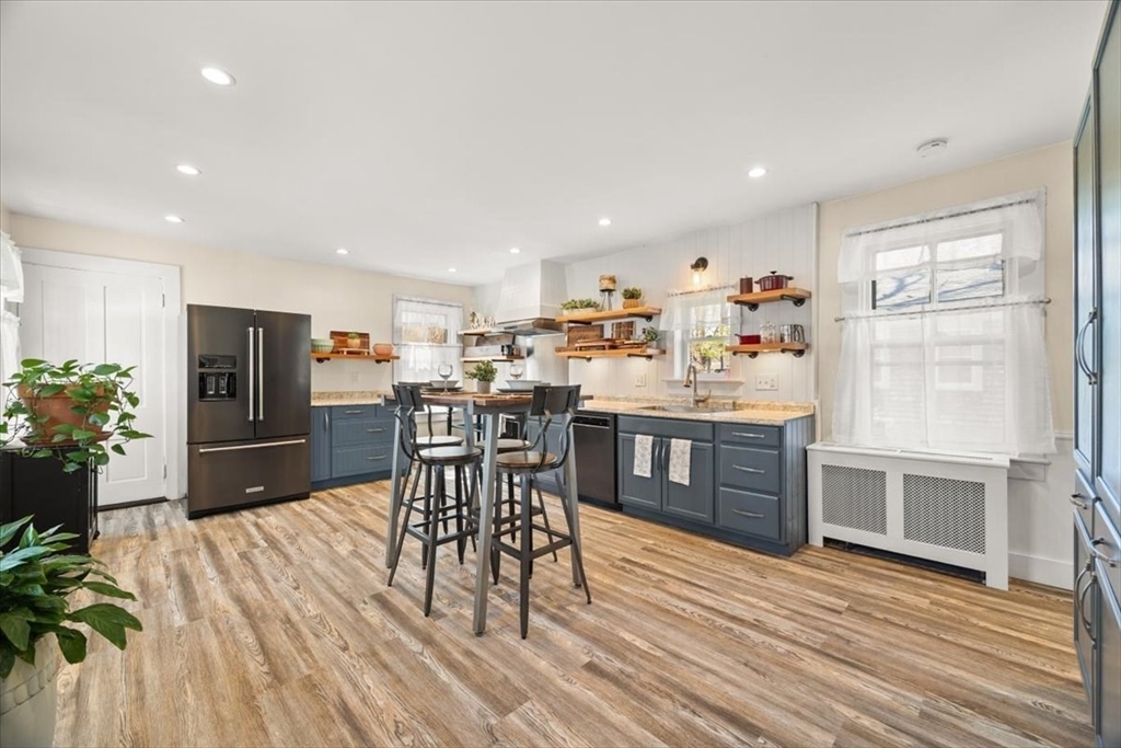 106 Bay St