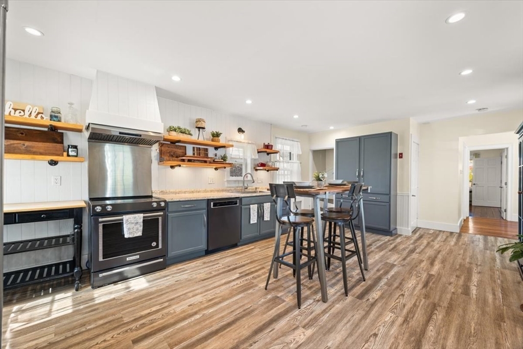 106 Bay St