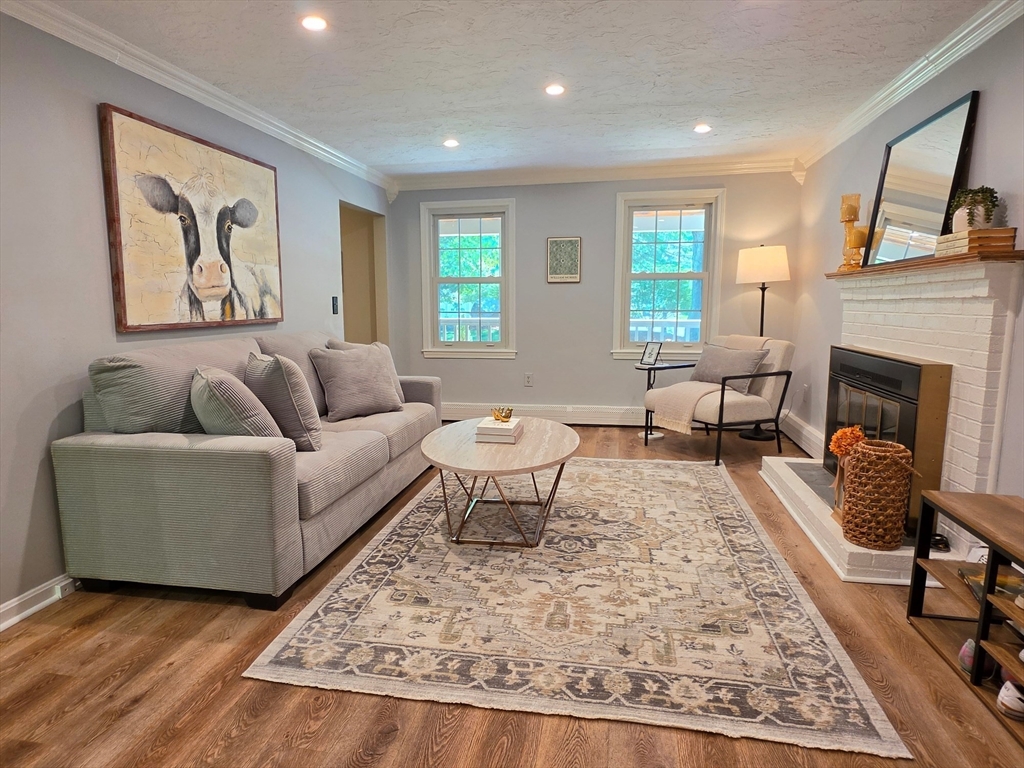 7 Whippoorwill Ln