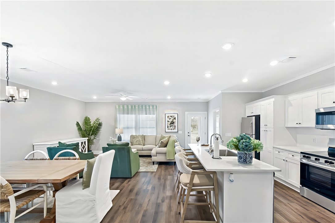 215 Bottlebrush Walk