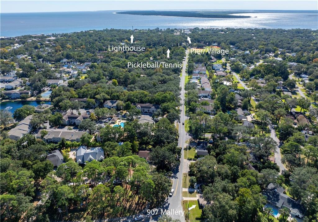 Aerial view of 907 Mallery Street, with nearby amenities and the coast marked.