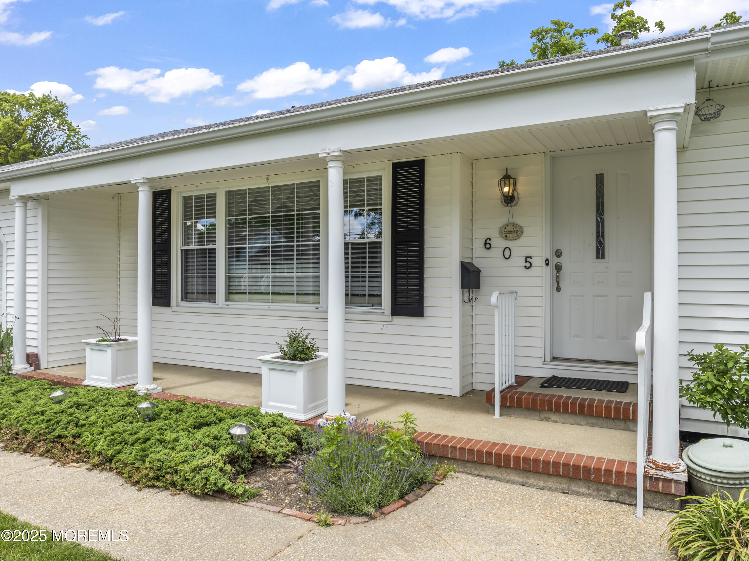 605 Oak Terrace
