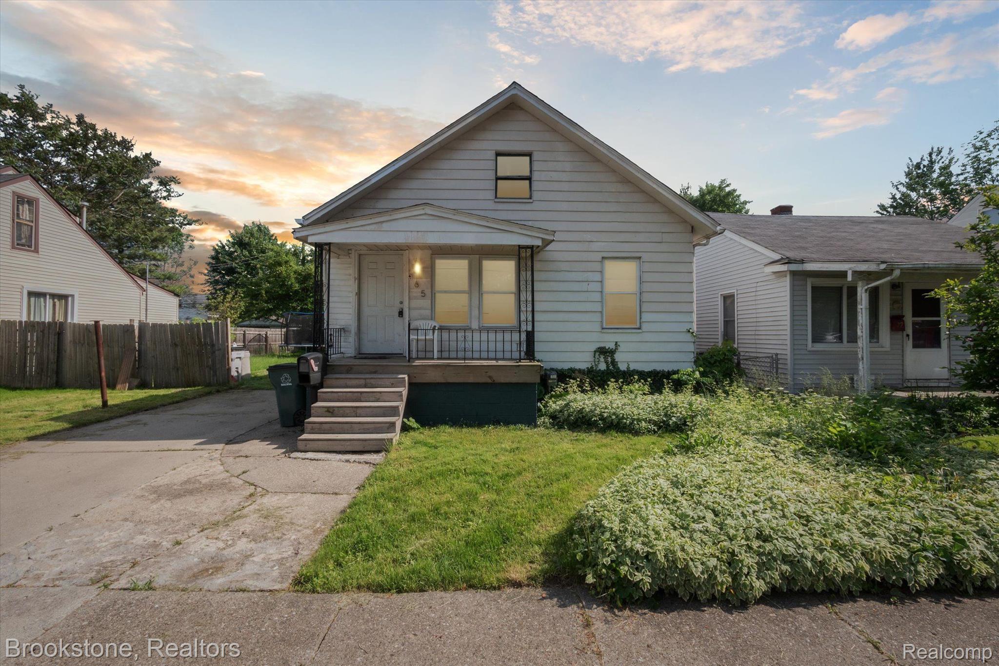65 W HAYES Avenue