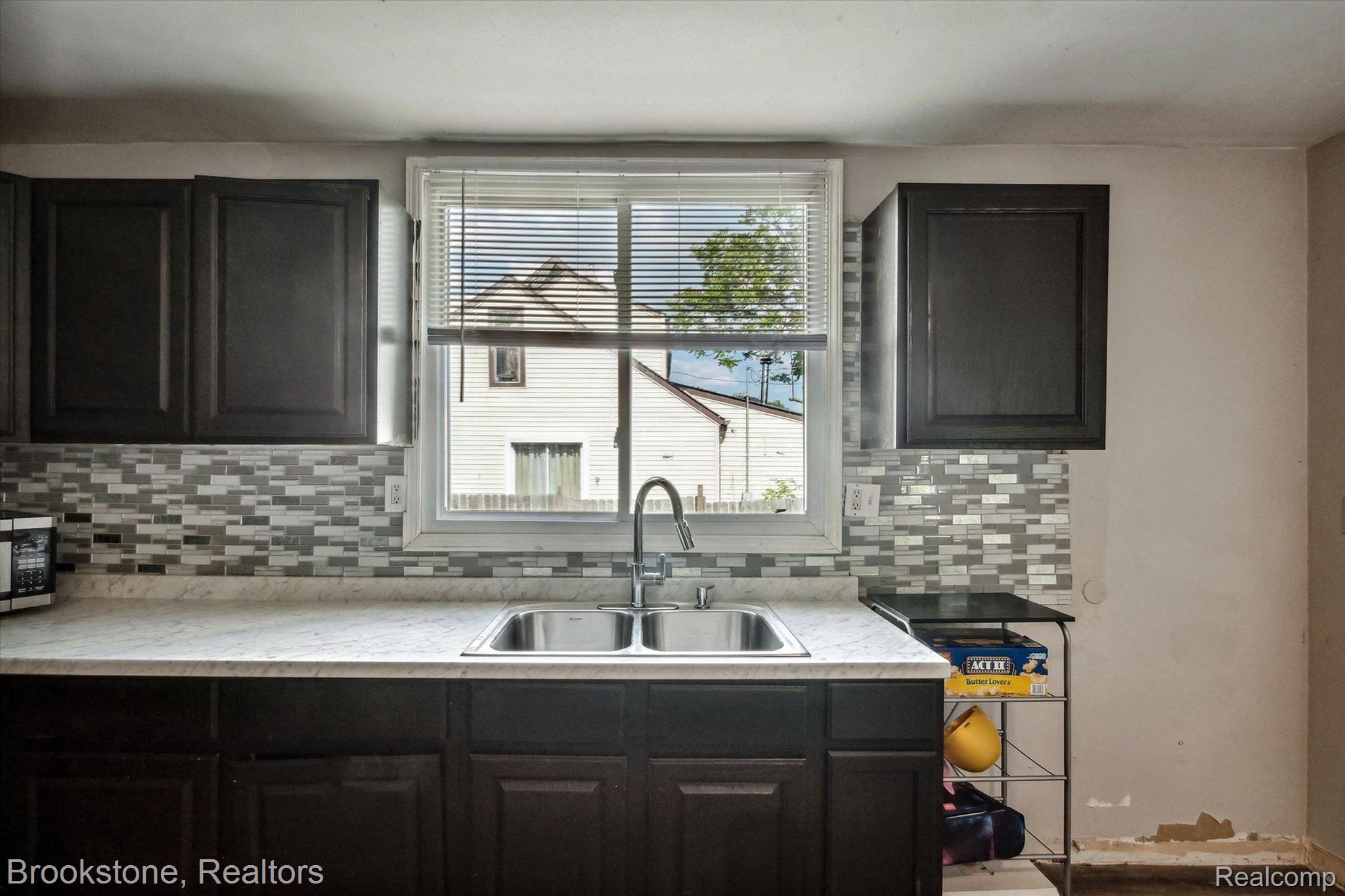 65 W HAYES Avenue