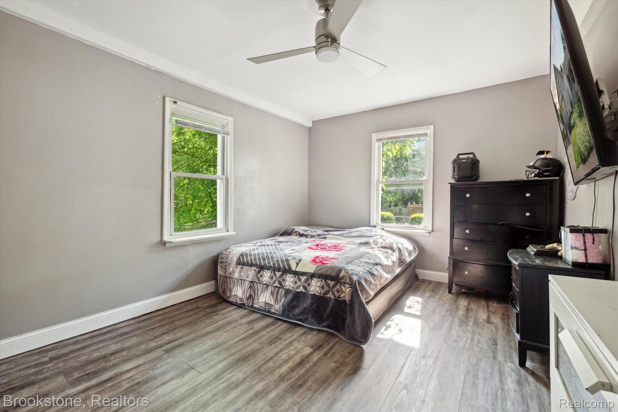 65 W HAYES Avenue