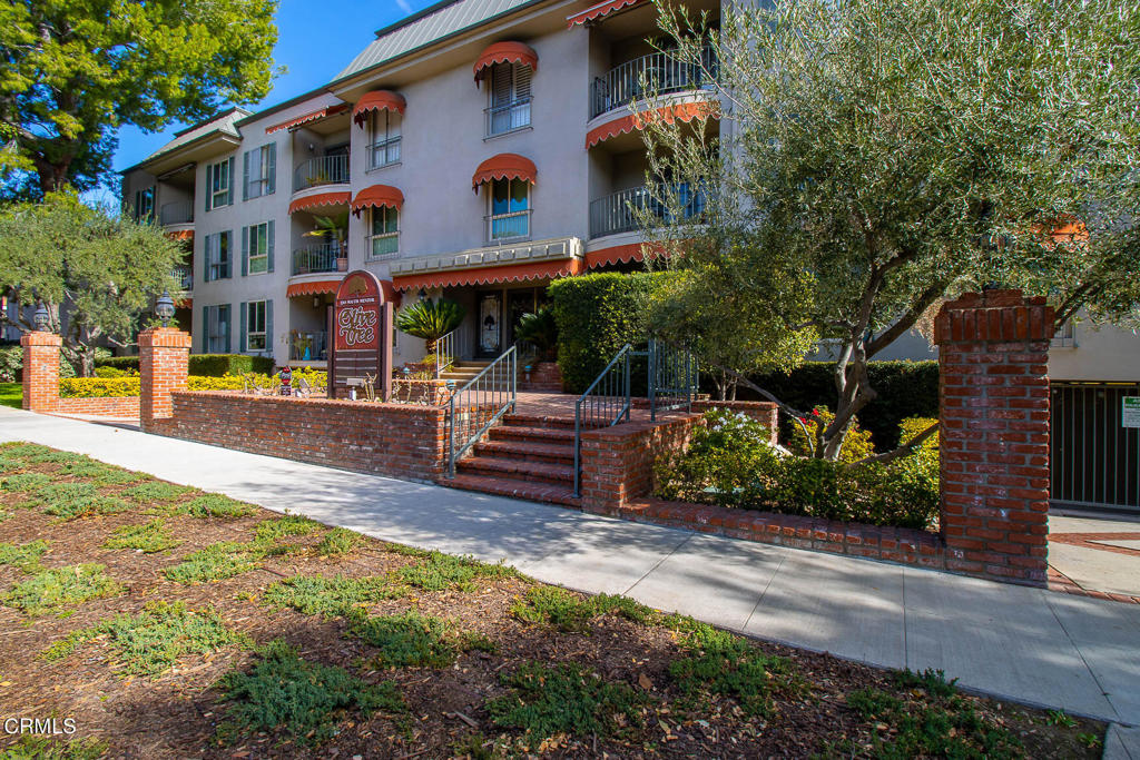 330 S Mentor Avenue Unit: 302