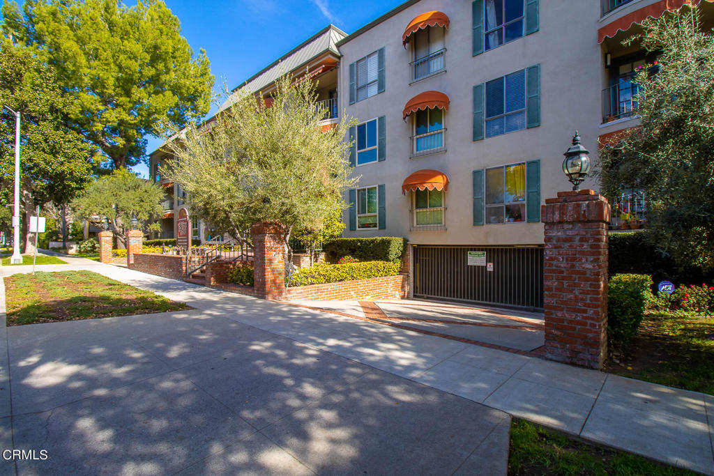 330 S Mentor Avenue Unit: 302