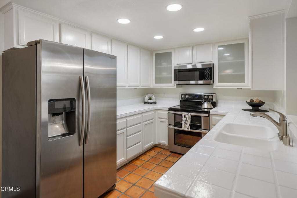 2385 Roscomare Road F8