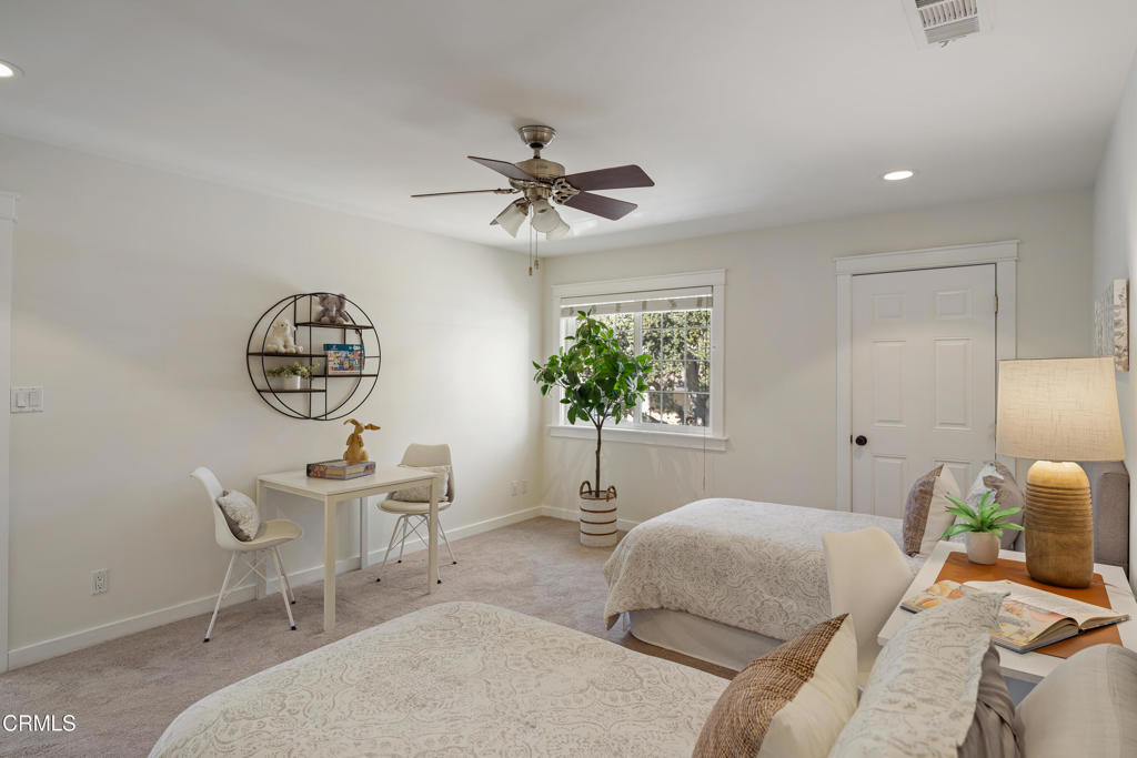 10128 Golden Oaks Avenue