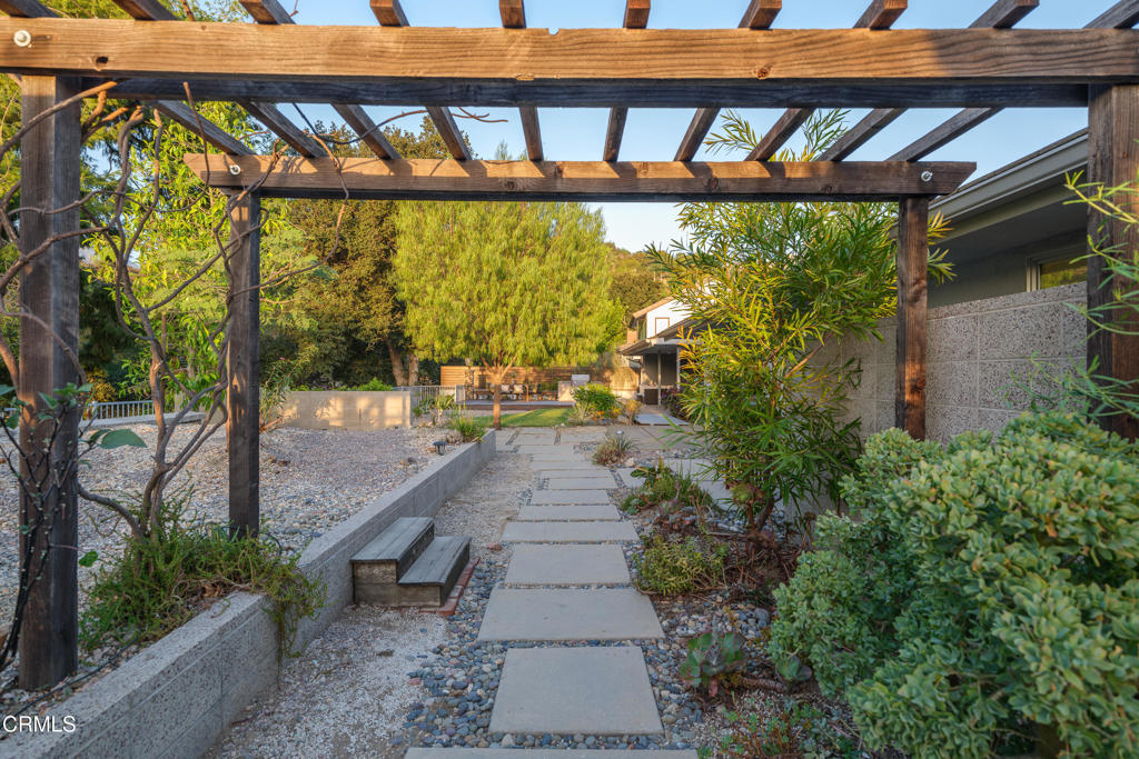 1283 Oakglen Avenue