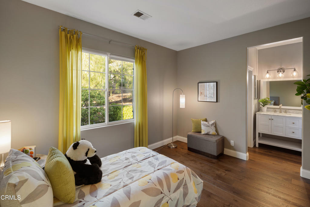 813 W Gabrielino Court