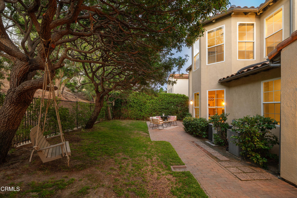 813 W Gabrielino Court