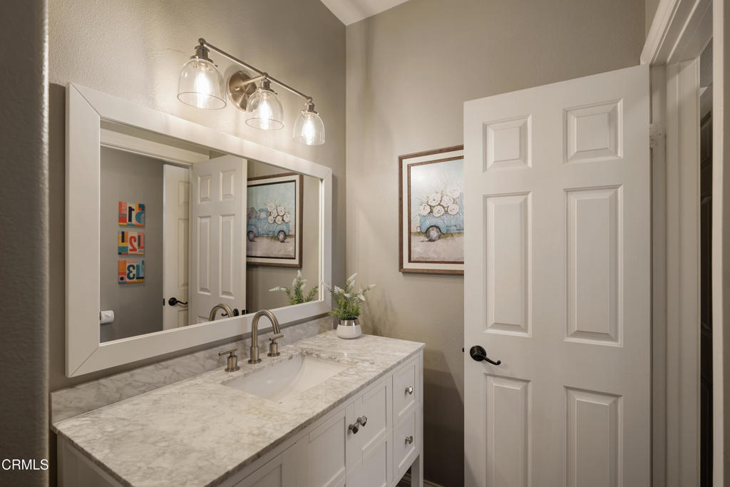 813 W Gabrielino Court