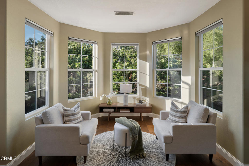 813 W Gabrielino Court