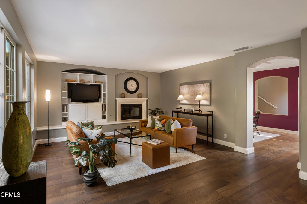 813 W Gabrielino Court