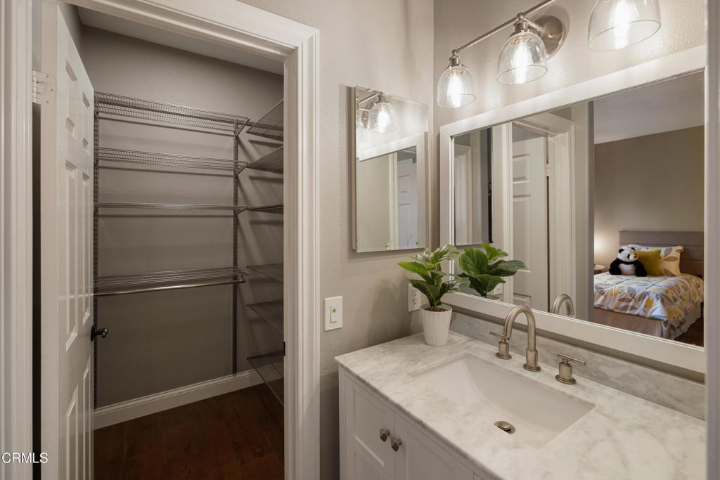 813 W Gabrielino Court