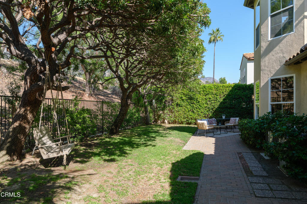 813 W Gabrielino Court