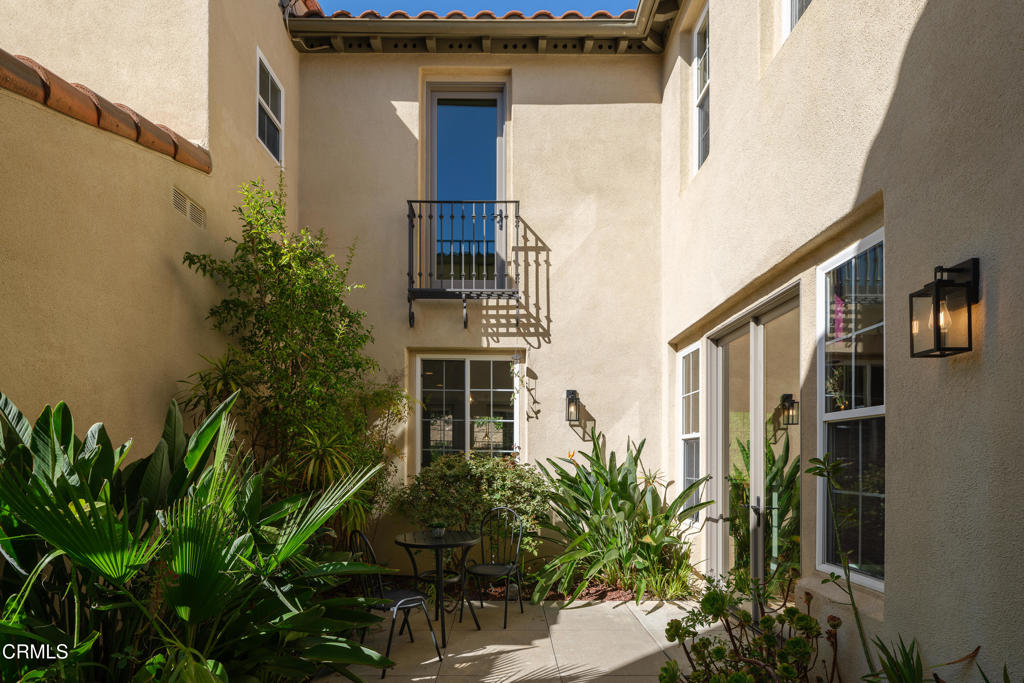 813 W Gabrielino Court
