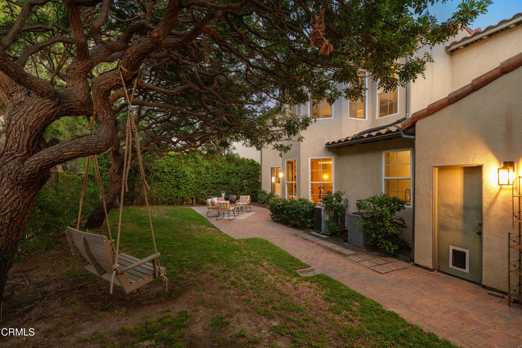 813 W Gabrielino Court