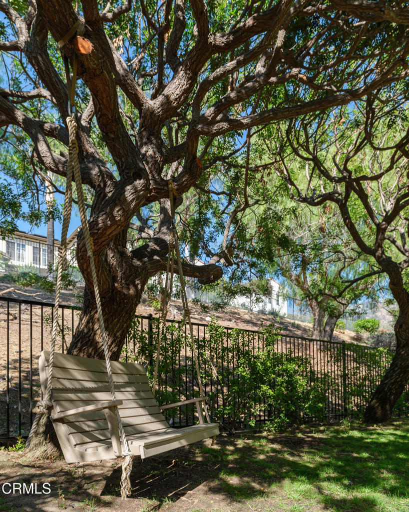 813 W Gabrielino Court