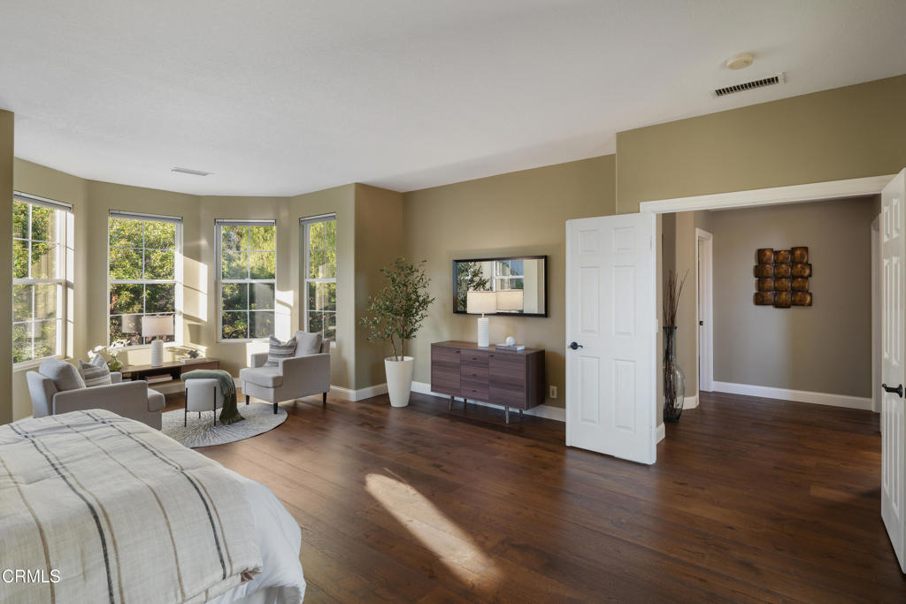 813 W Gabrielino Court