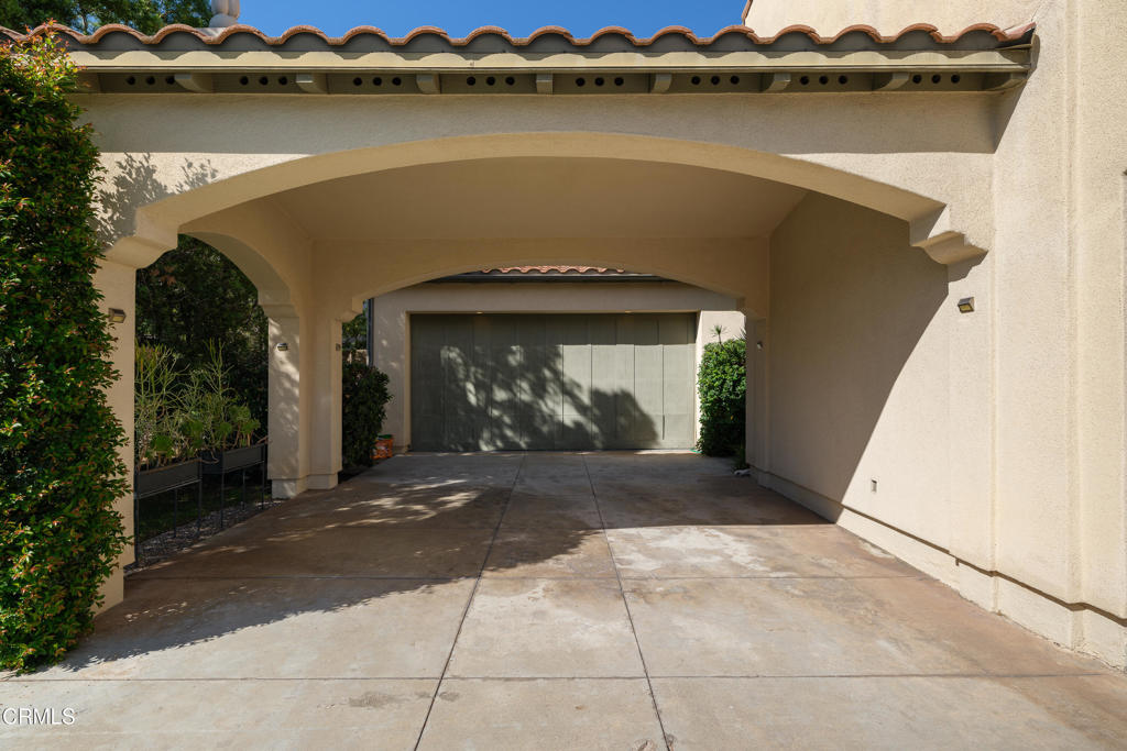 813 W Gabrielino Court