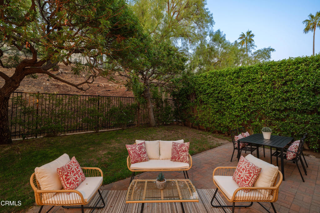 813 W Gabrielino Court