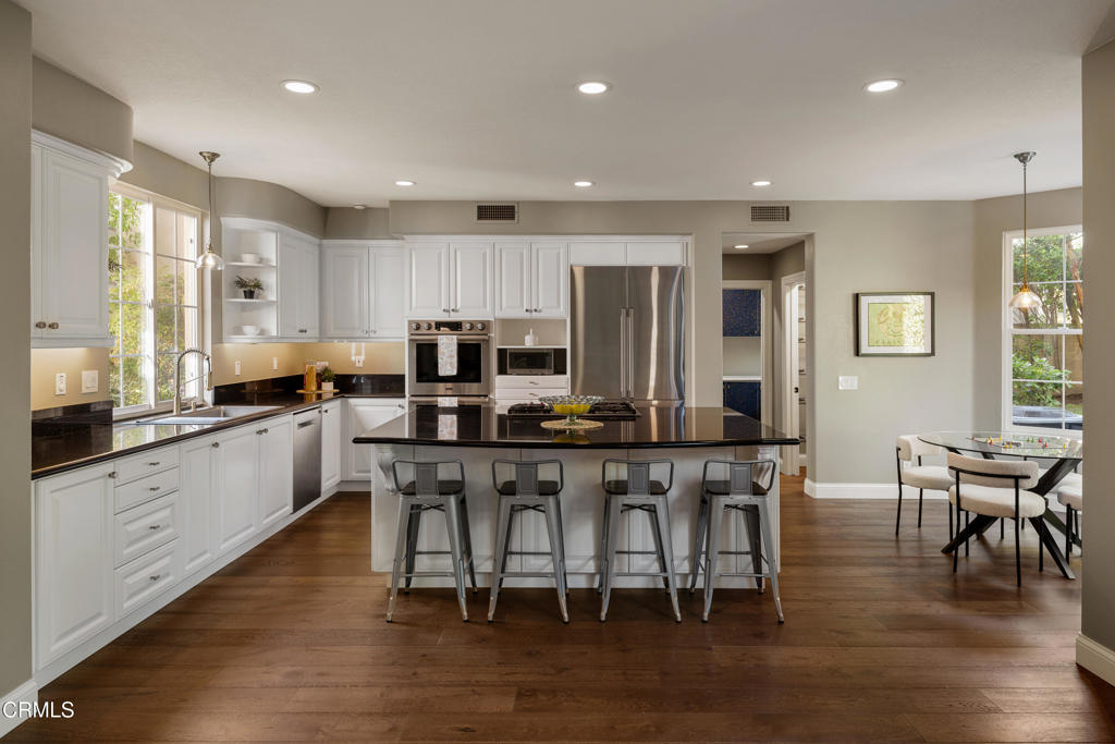 813 W Gabrielino Court