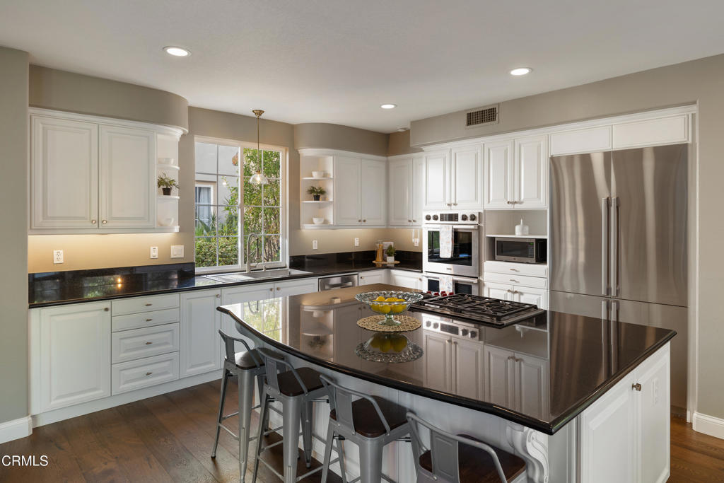 813 W Gabrielino Court