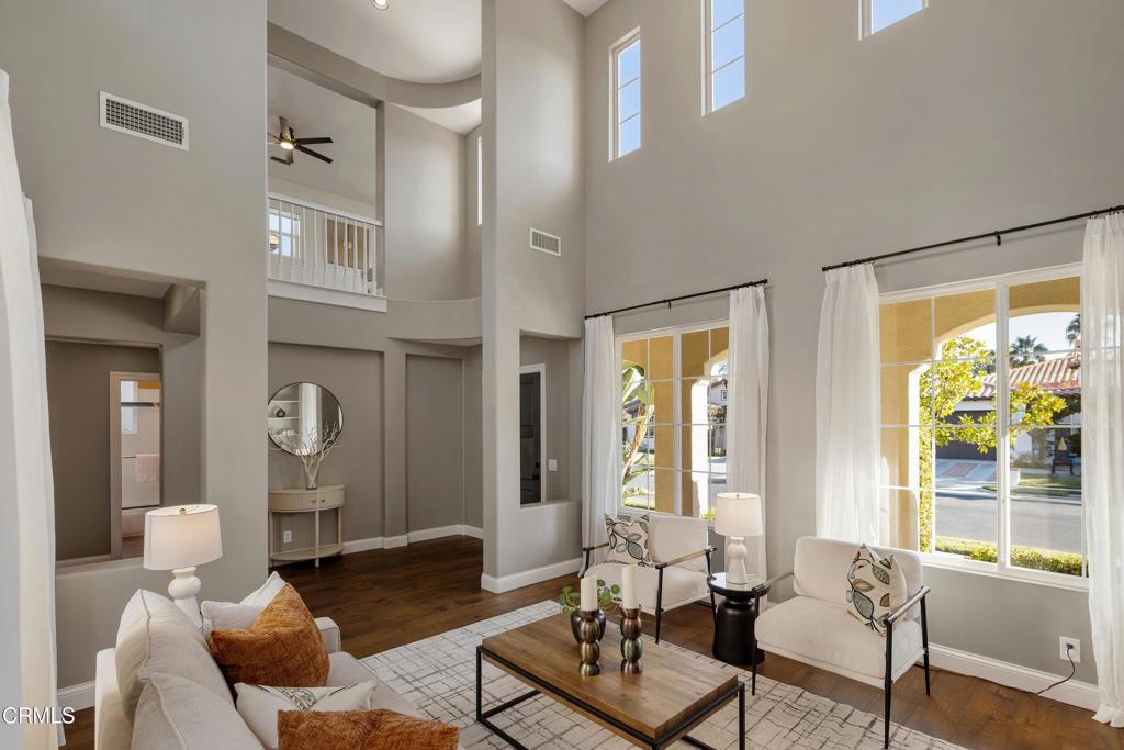 813 W Gabrielino Court