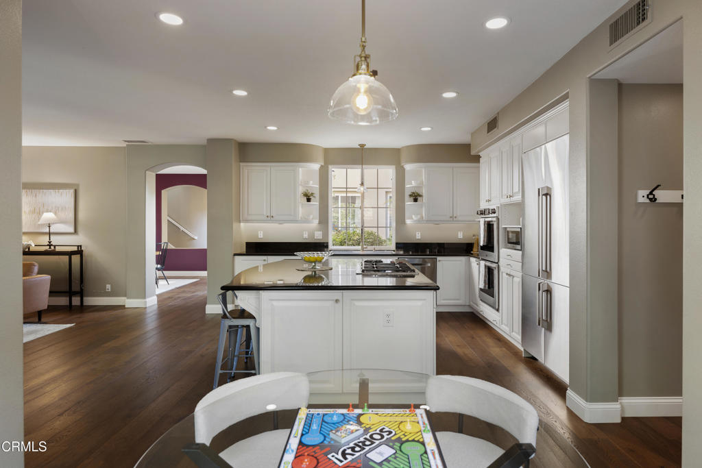 813 W Gabrielino Court
