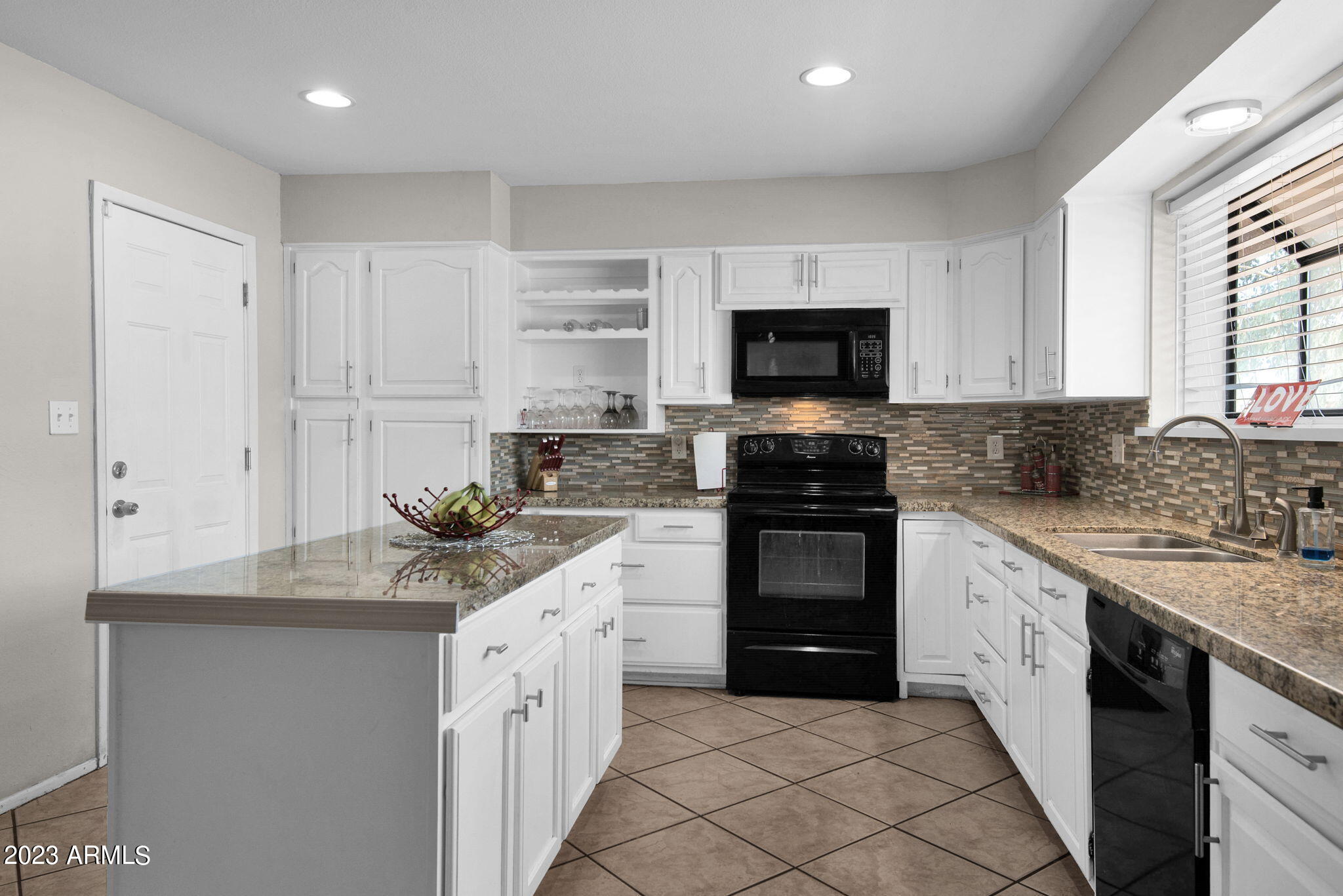 3044 W MARYLAND Avenue