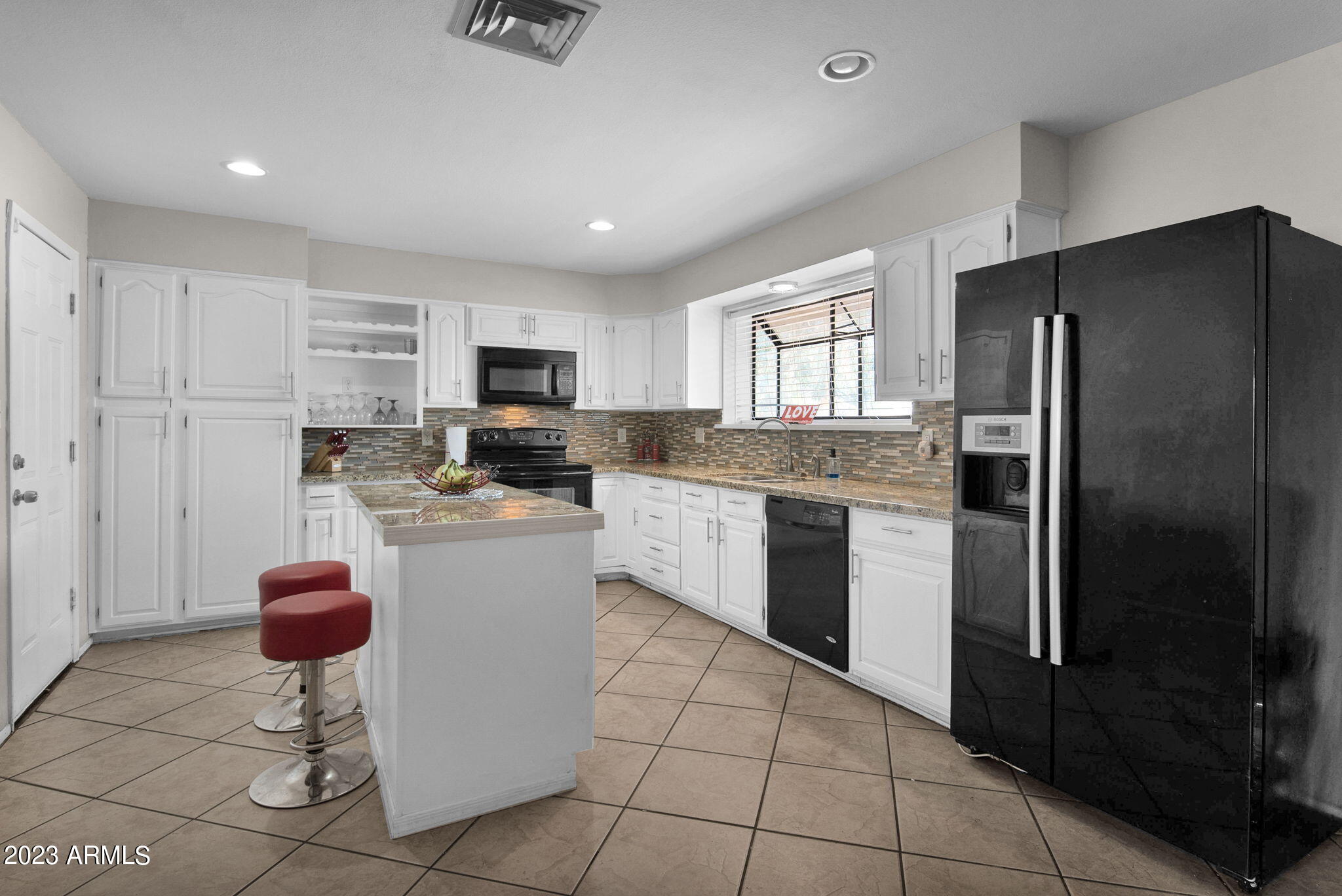 3044 W MARYLAND Avenue