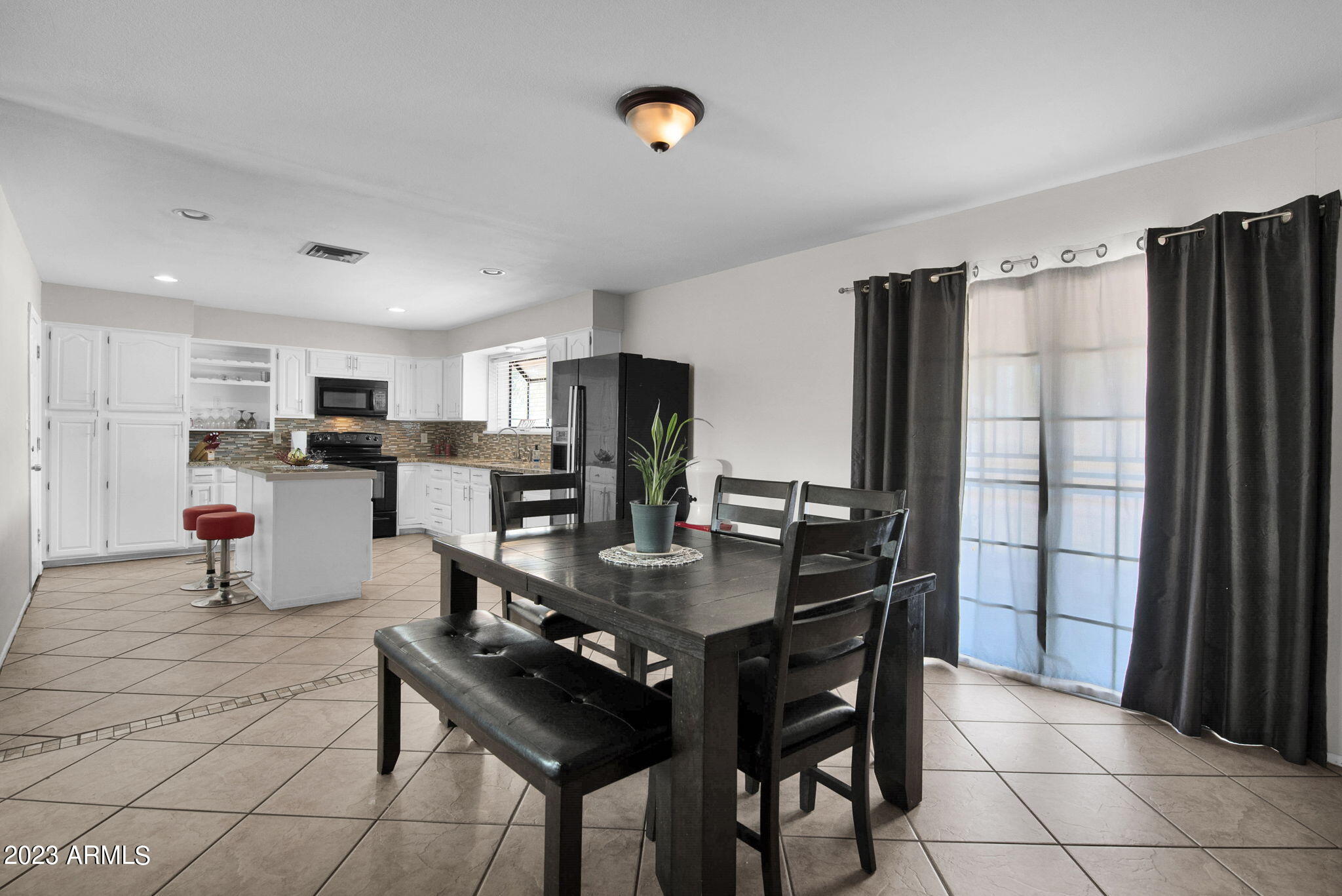 3044 W MARYLAND Avenue