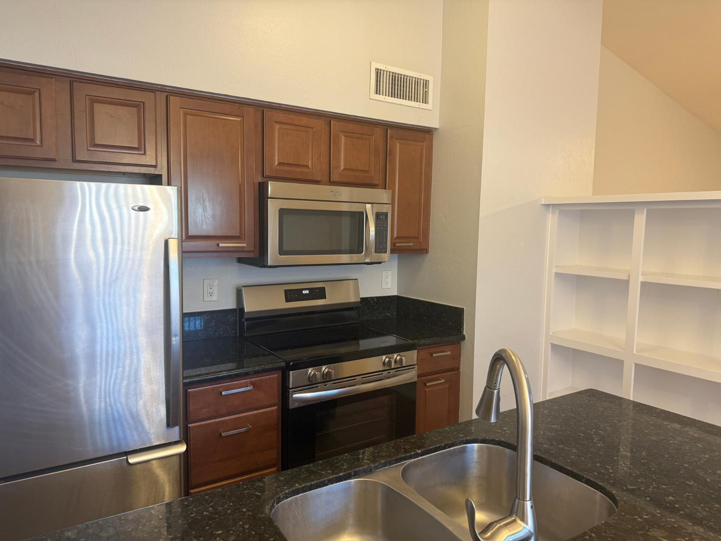 2527 S Maple Avenue Apt 102