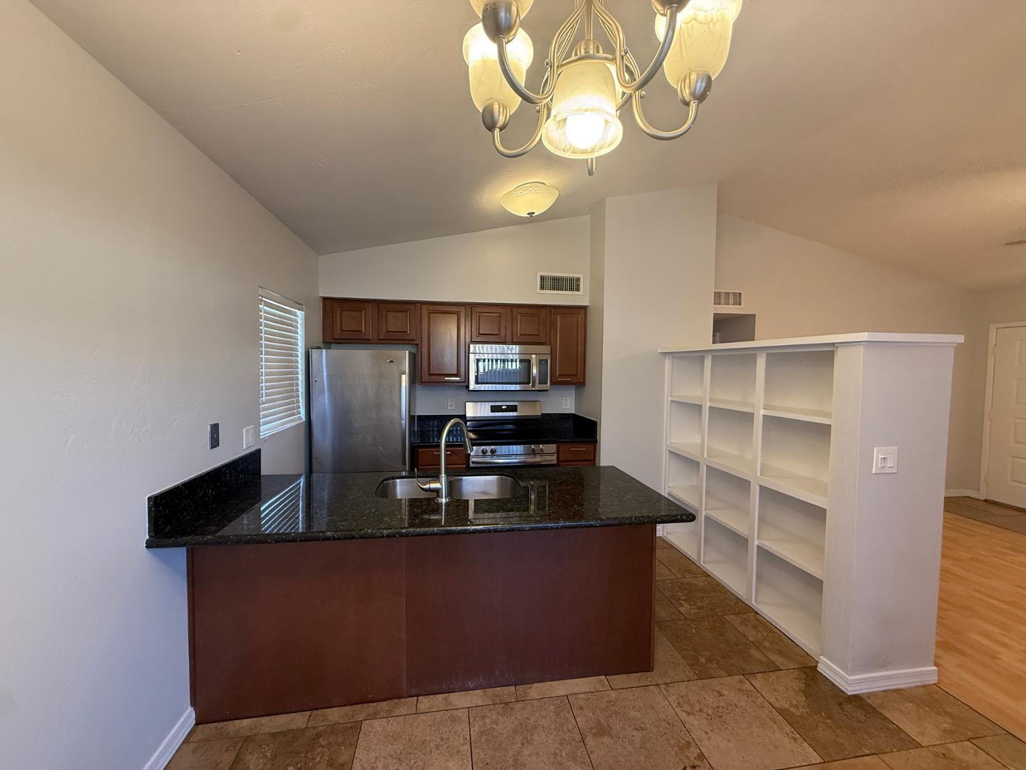 2527 S Maple Avenue Apt 102