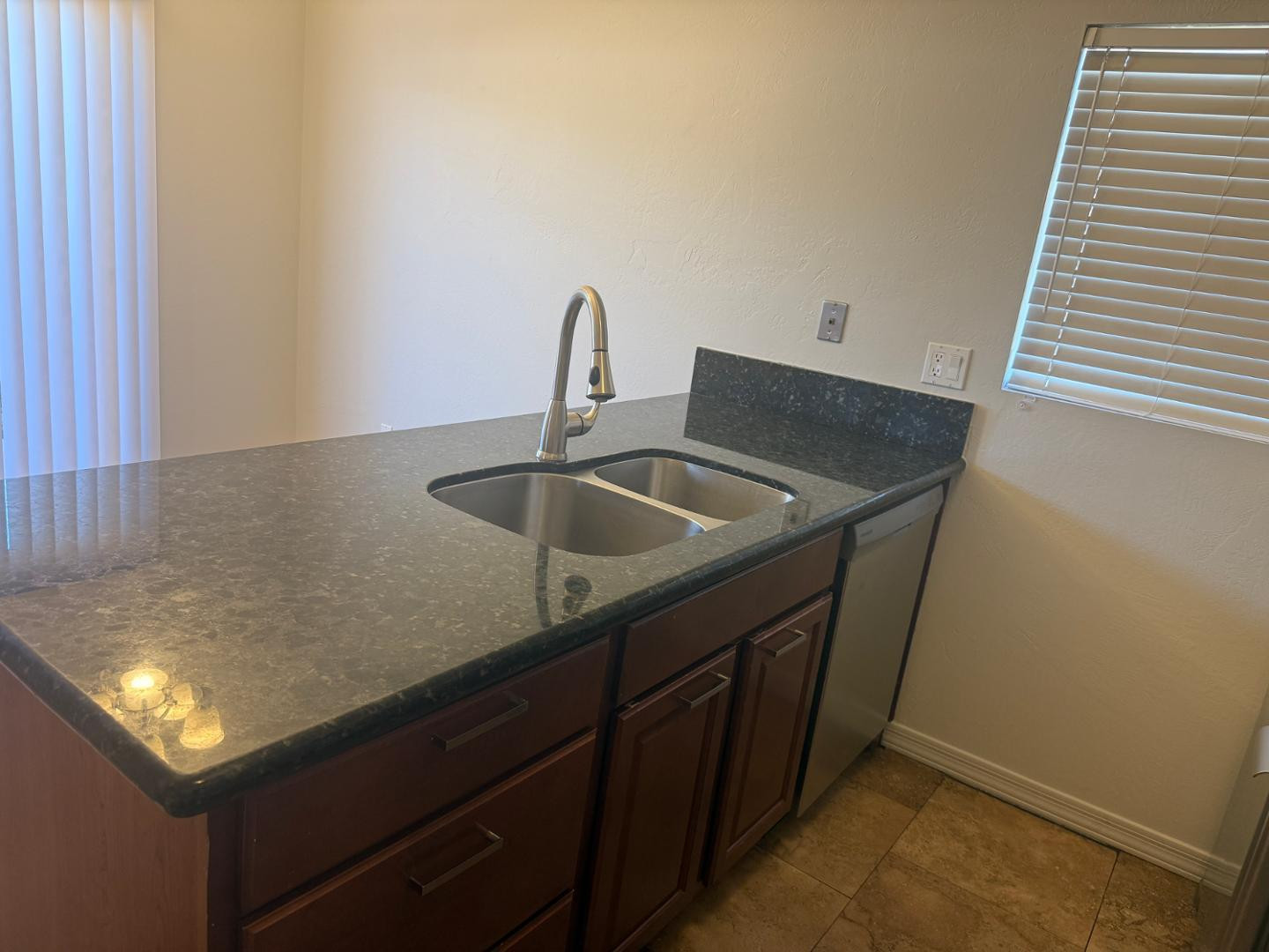 2527 S Maple Avenue Apt 102