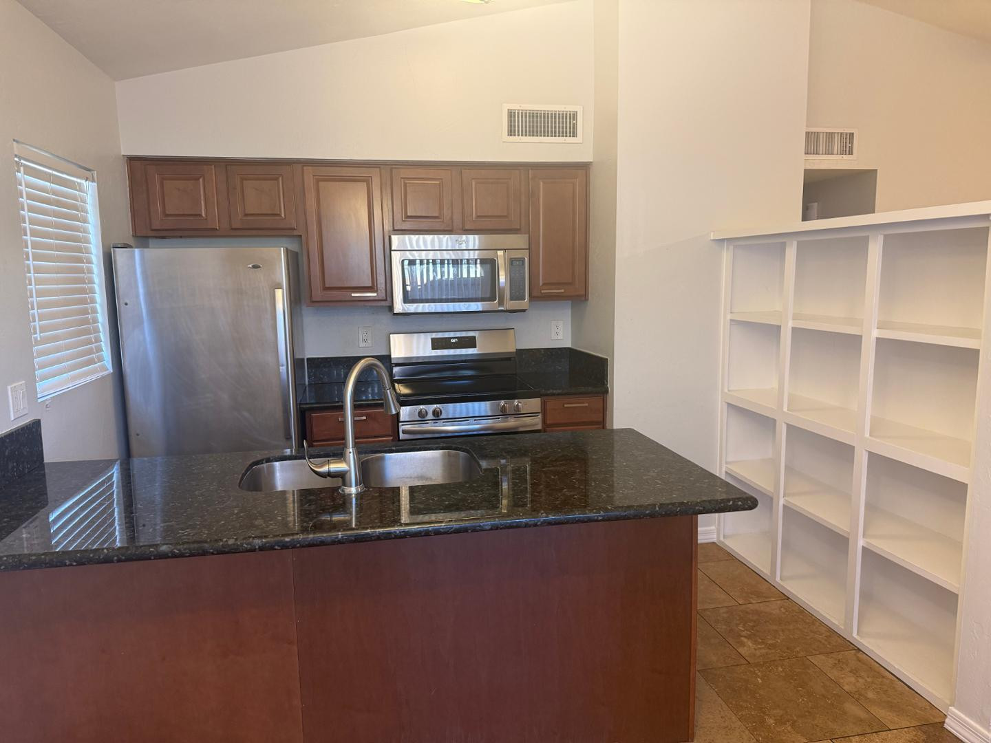 2527 S Maple Avenue Apt 102