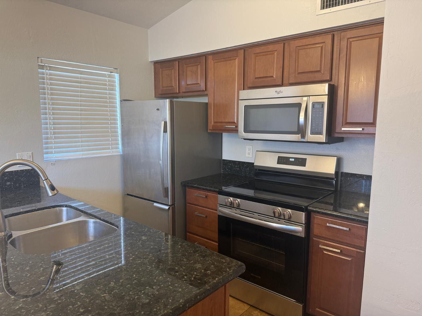 2527 S Maple Avenue Apt 102