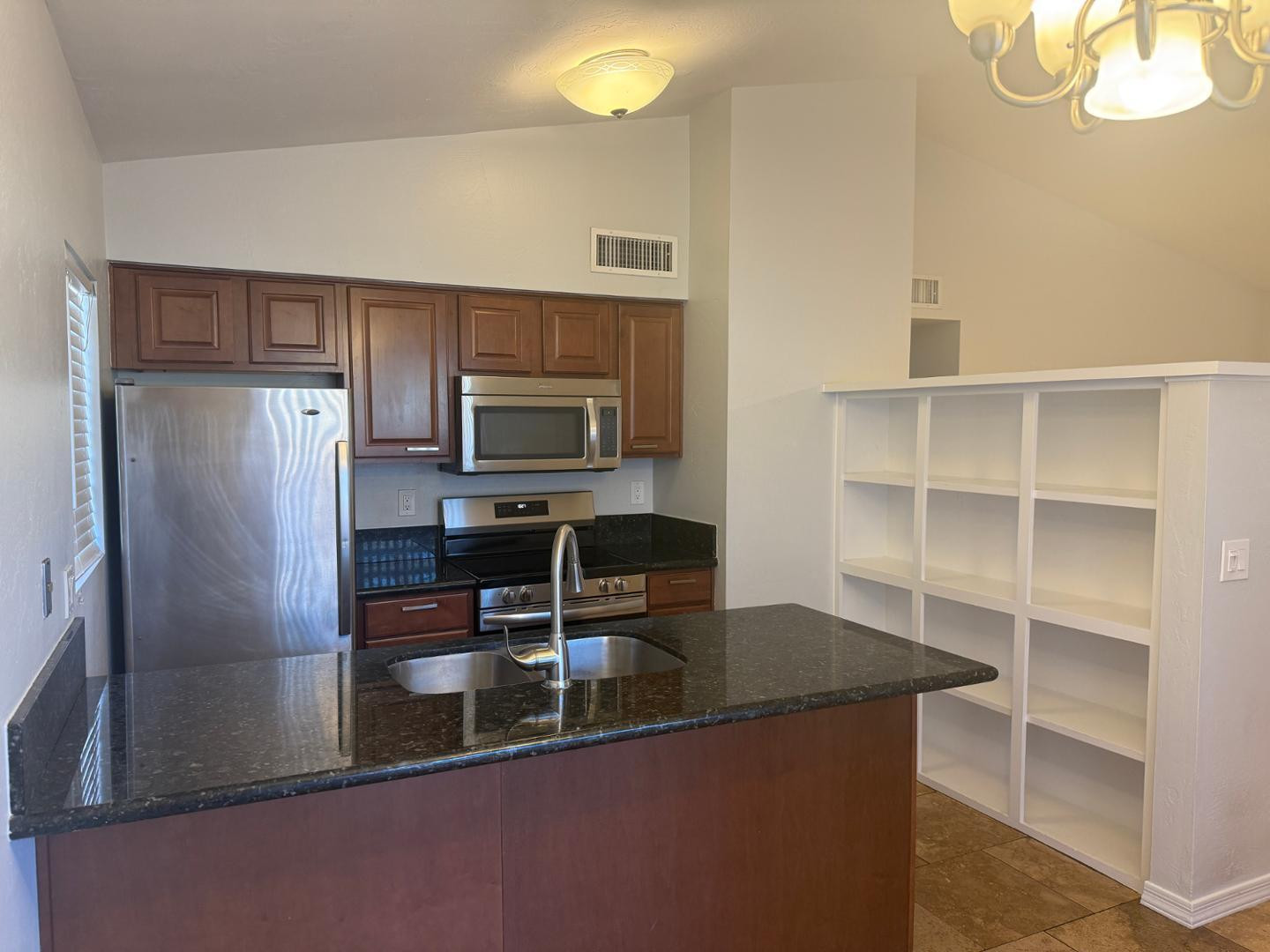 2527 S Maple Avenue Apt 102