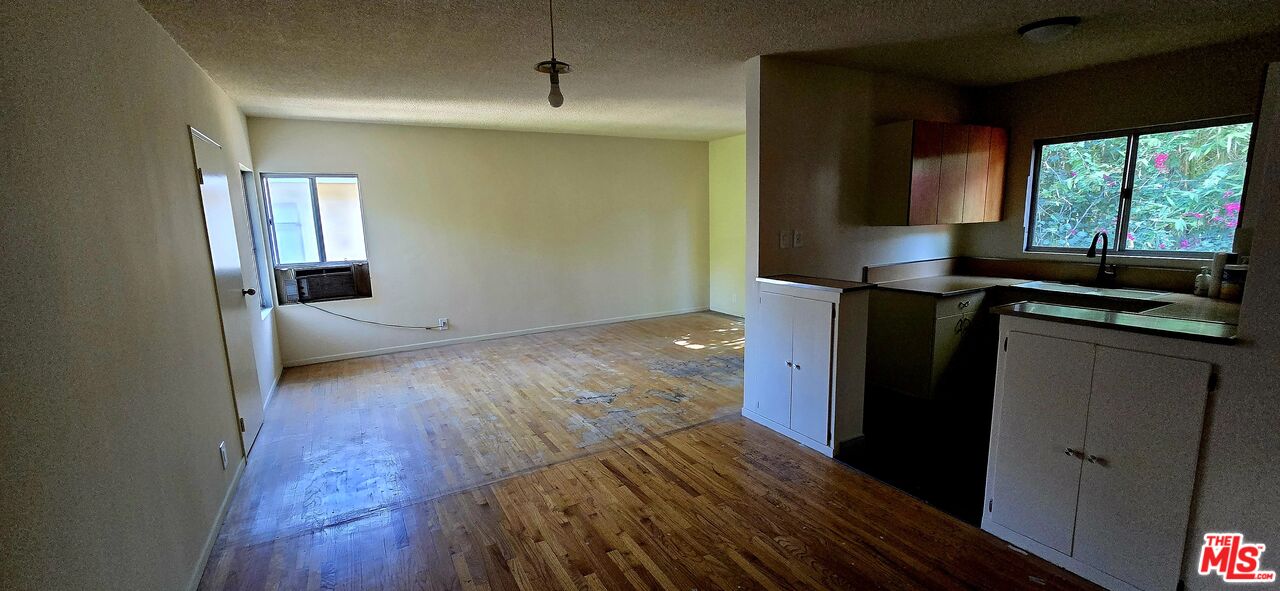 1433 N Martel Ave