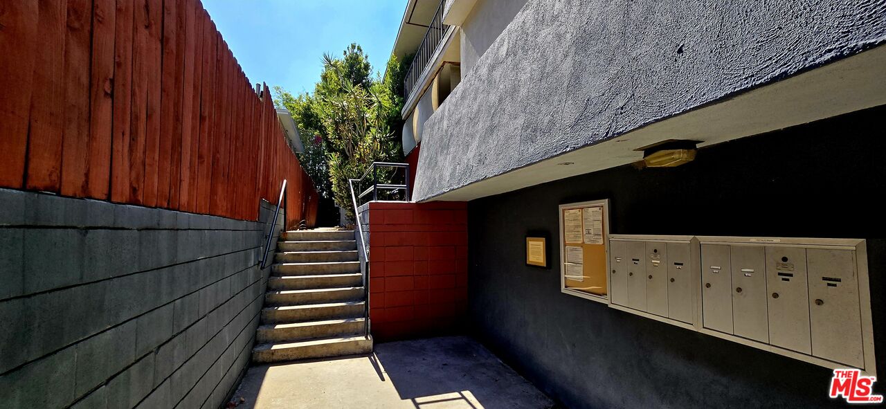 1433 N Martel Ave