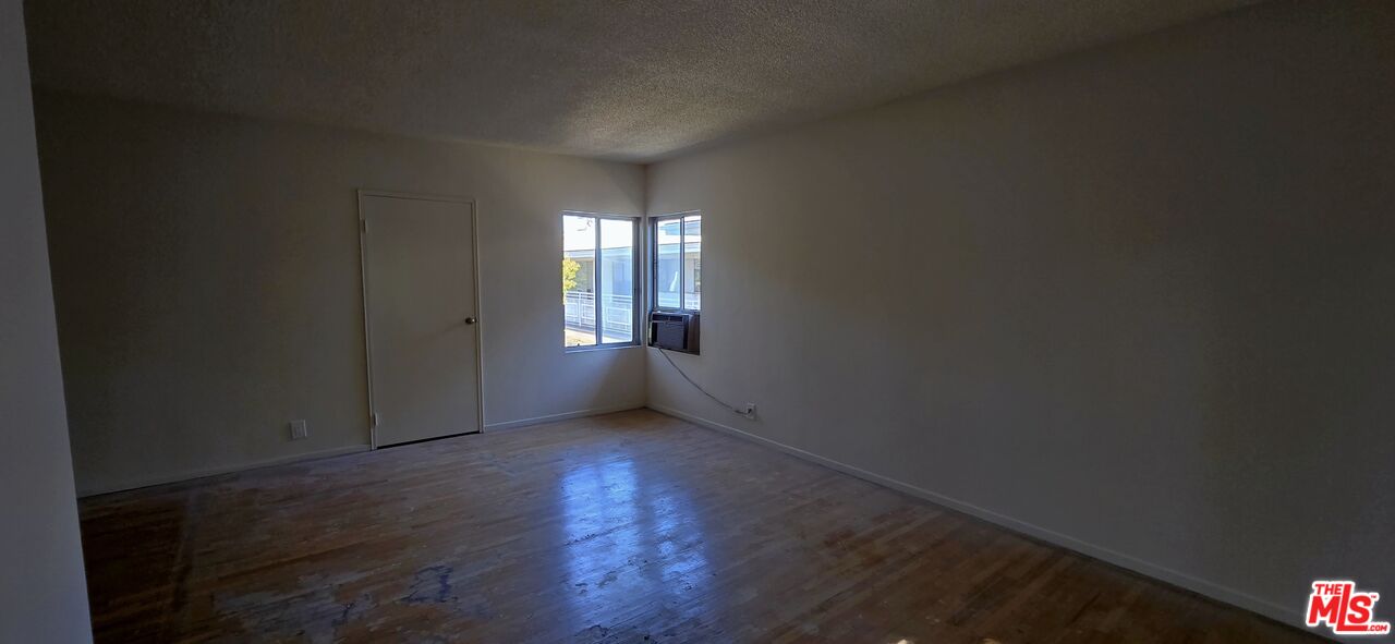 1433 N Martel Ave