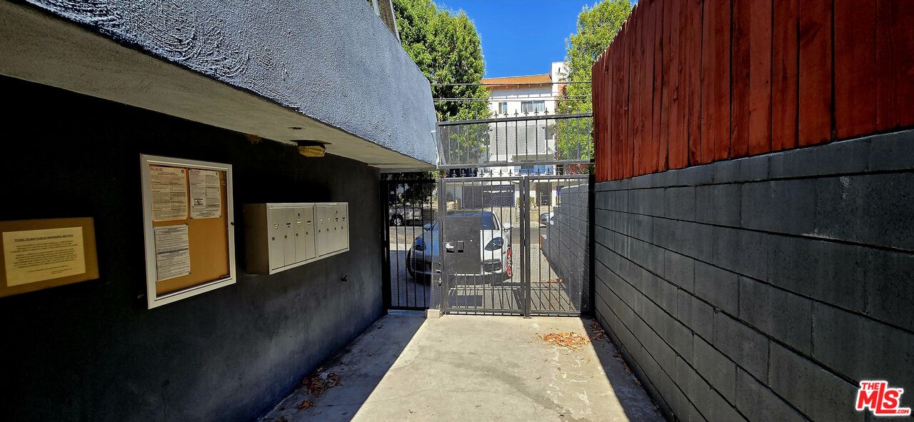 1433 N Martel Ave