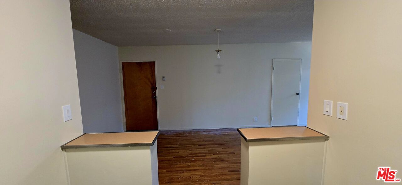 1433 N Martel Ave